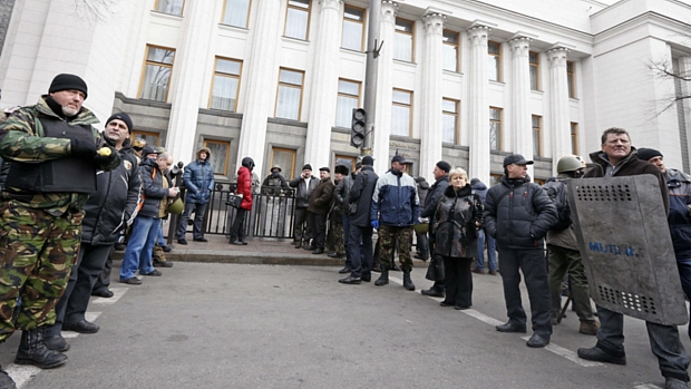 Manifestantes protegem a entrada do Parlamento da Ucrânia