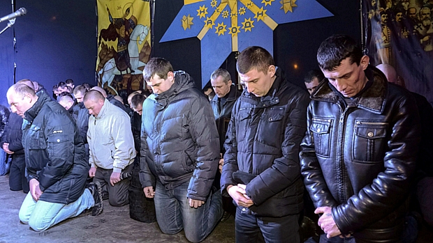 Ajoelhados, policiais da tropa de choque se desculpam por terem atuado na repressão aos protestos na Ucrânia