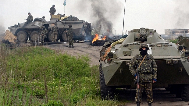 Forças Armadas da Ucrânia cercam posto de controle perto de cidade controlada por separatistas