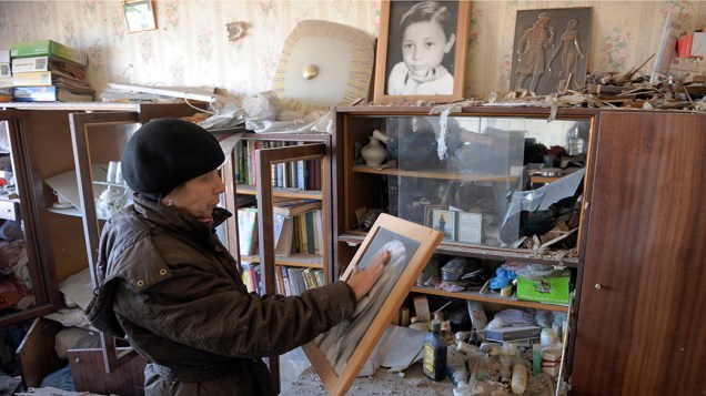 Mulher em seu apartamento, após recente bombardeio em Donetsk, na Ucrânia - 05/11/2014