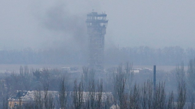Fumaça no Aeroporto Internacional de Sergey Prokofiev danificada por bombardeios durante a luta entre os separatistas pró-russos e forças do governo ucraniano, em Donetsk - 12/11/2014