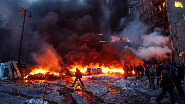 Barricada de fogo construída por manifestantes em protestos na Ucrânia