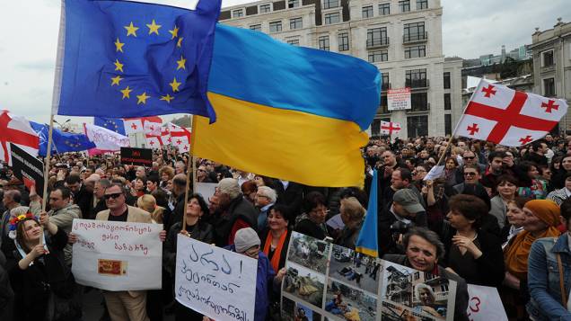 Na Geórgia, manifestantes realizam ato contra a cooperação do país com a Rússia e o envolvimento de Moscou na Ucrânia