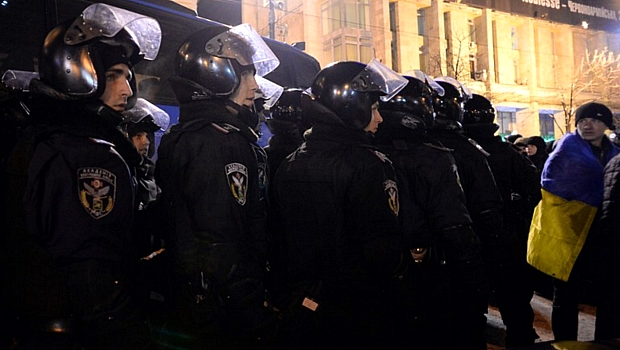 Policiais ucranianos formam barreira na Praça Independência, em Kiev