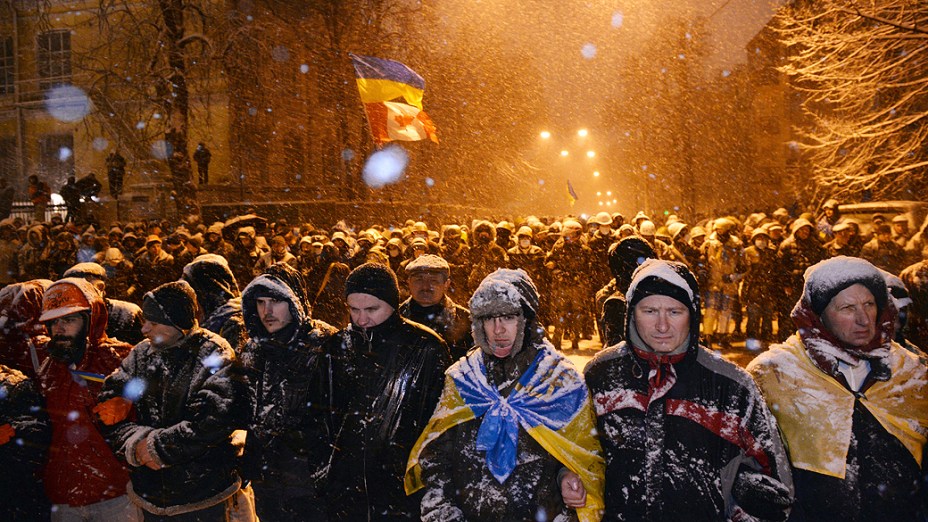 Manifestantes ucranianos encaram tropa de choque em protesto na Praça da Independência, no centro de Kiev