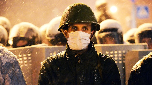 Manifestantes ucranianos encaram tropa de choque em protesto na Praça da Independência, no centro de Kiev