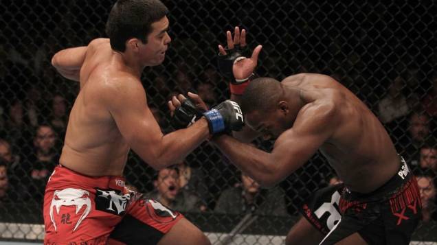 UFC 140: Lyoto Machida consegue desferir golpe contra o campeão Jon Jones