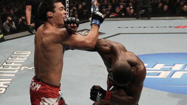 Lyoto Machida leva golpe de Jon Jones no UFC 140