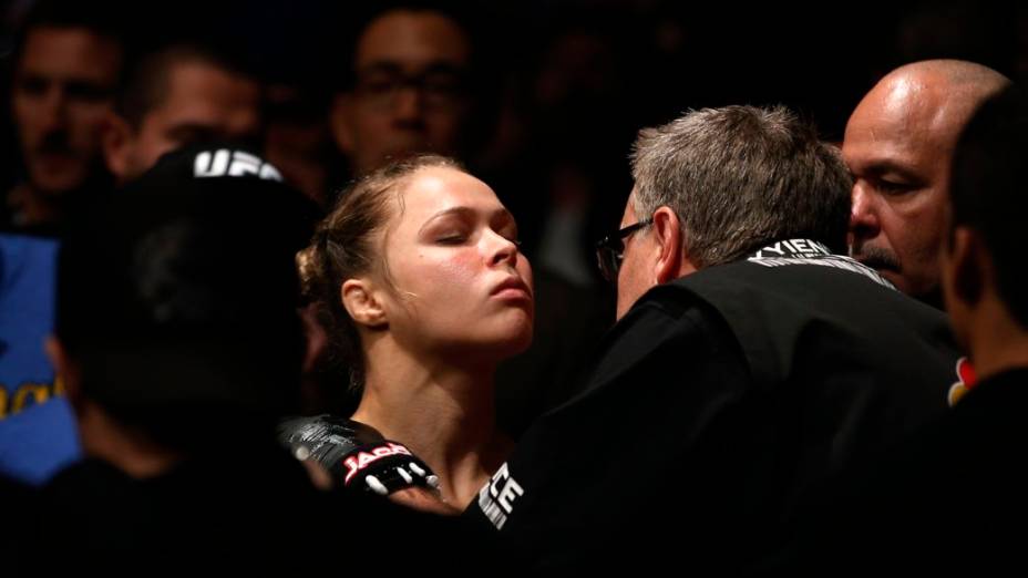 Ronda Rousey derrota Liz Carmouche na primeira luta feminina do UFC, em Anaheim, na Califórnia