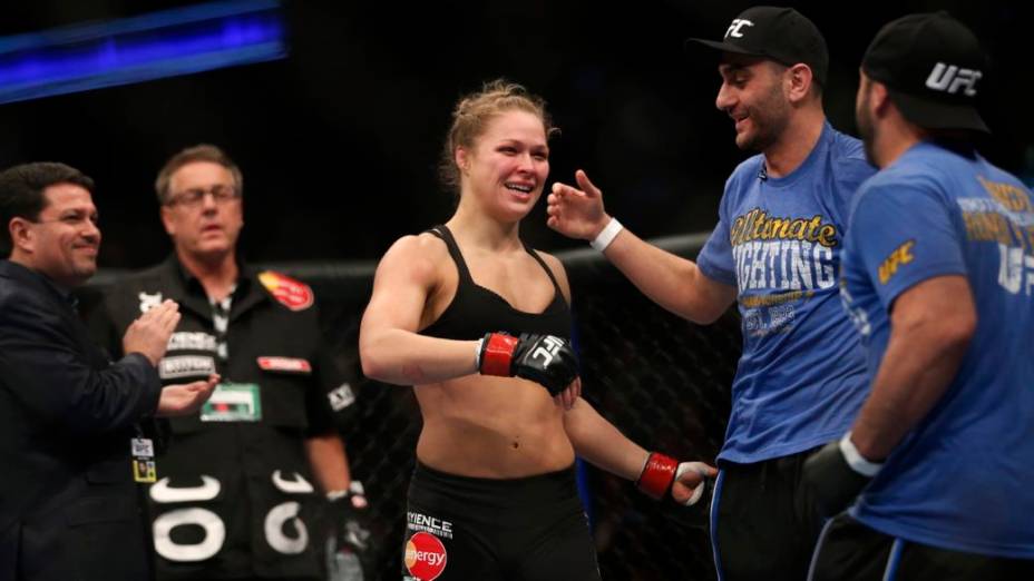 Ronda Rousey derrota Liz Carmouche na primeira luta feminina do UFC, em Anaheim, na Califórnia