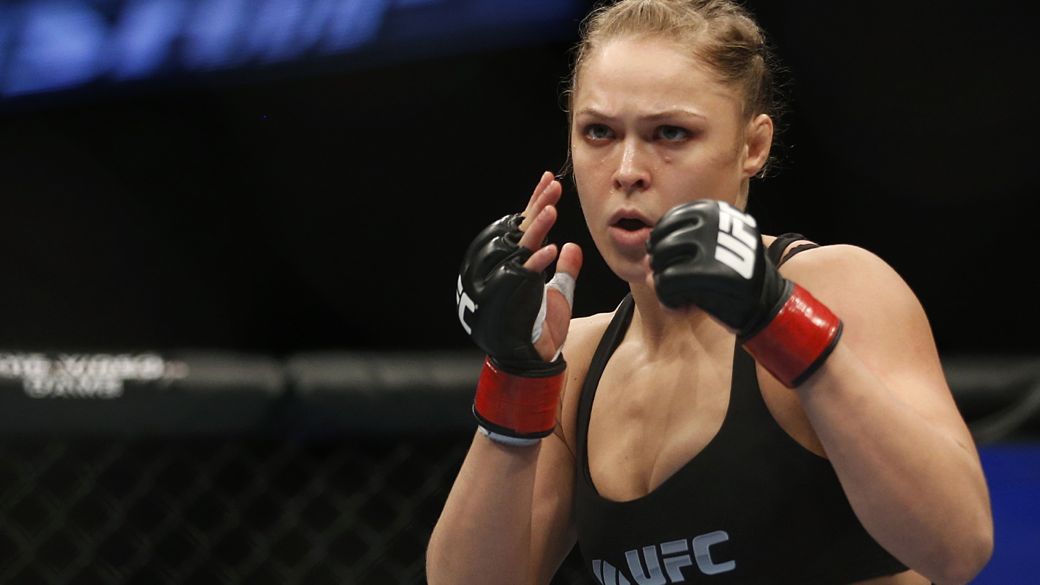 Ronda Rousey derrota Liz Carmouche na primeira luta feminina do UFC, em Anaheim, na Califórnia