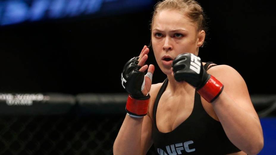 Ronda Rousey derrota Liz Carmouche na primeira luta feminina do UFC, em Anaheim, na Califórnia