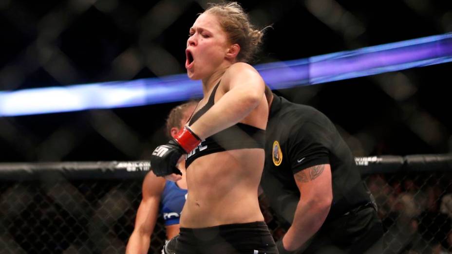 Ronda Rousey derrota Liz Carmouche na primeira luta feminina do UFC, em Anaheim, na Califórnia