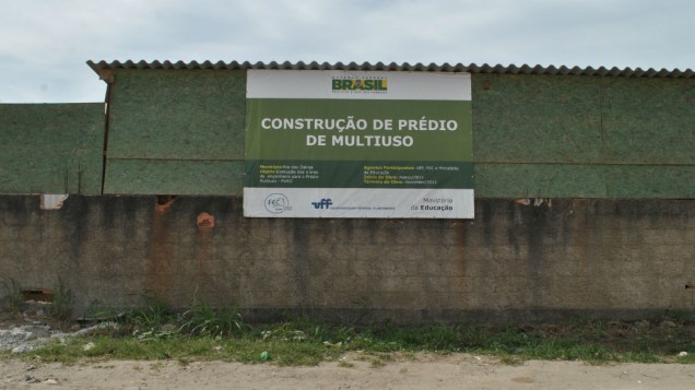O campus da UFF em Rio das Ostras: obras atrasadas e contêineres para substituir as instalações