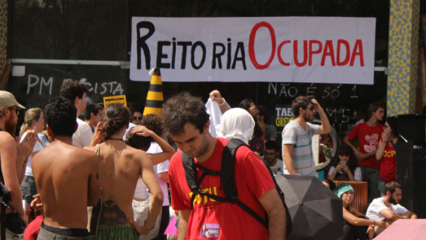 Estudantes ocupam reitoria da UFSC. Polícia Federal investiga envolvimento de estudantes em atos de vandalismo