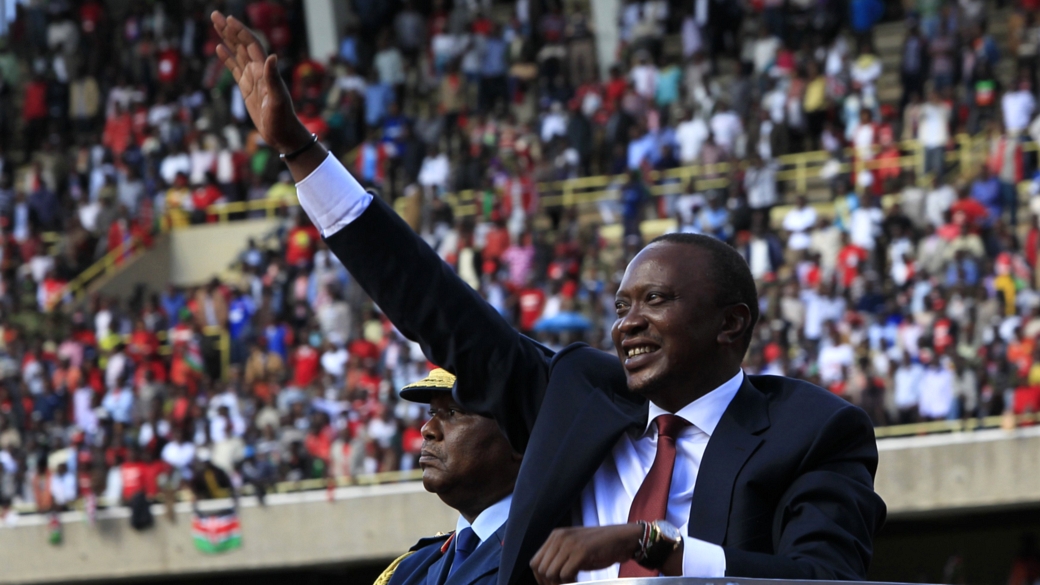 Uhuru Kenyatta toma posse como quarto presidente do Quênia