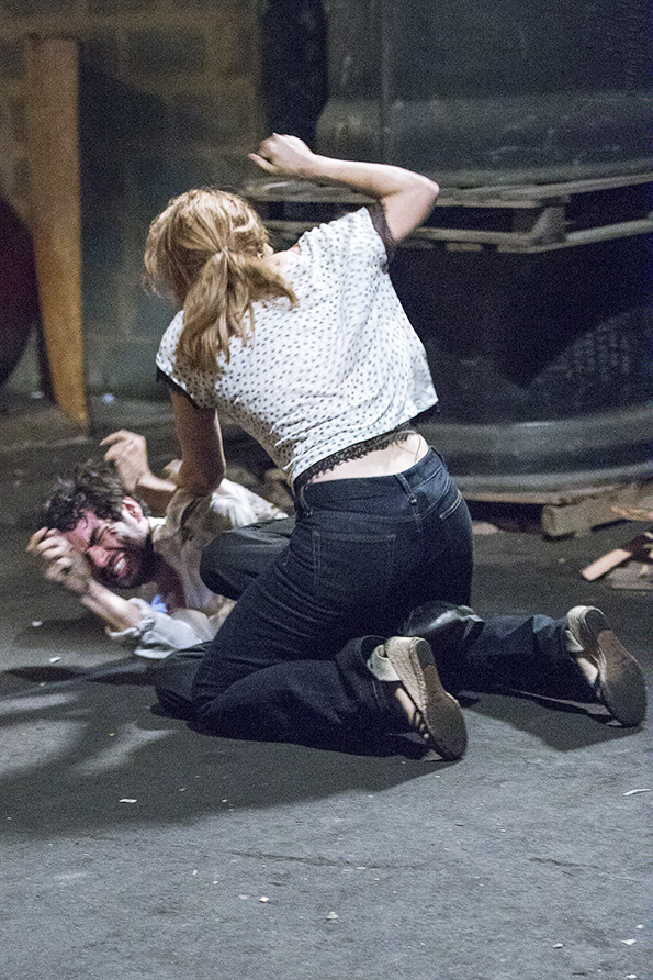 Cristina (Leandra Leal) bate em seu irmão José Pedro (Caio Blat)