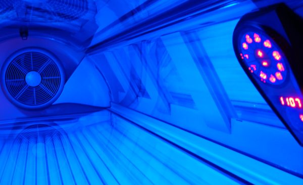 As lâmpadas UV, assim como o bronzeamento artificial (foto), emitem predominantemente raios ultravioleta, que penetram mais profundamente na pele
