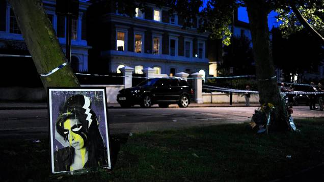 Pintura de Amy deixada próximo à casa em que a cantora foi encontrada morta em 23/07/2011