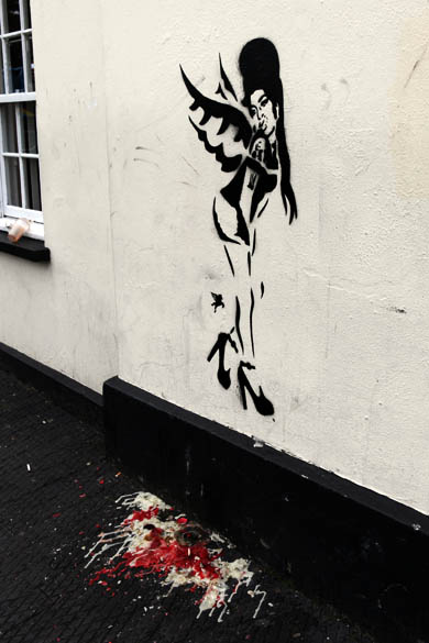 Pintura feita em homenagem à Amy Winehouse no bairro de Camden, Londres