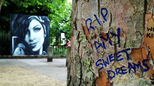 Tributos deixados próximos à casa de Amy Winehouse na praça de Camden, Londres