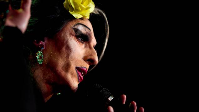 Artista homenageia Amy Winehouse em seu show no Michou Cabaret em Paris