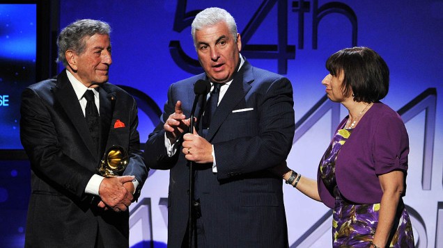 O cantor Tony Bennet entrega prêmio de Melhor Performance Pop para os pais de Amy, Mitch e Janis Winehouse, pela apresentação de Body and Soul da cantora durante o 54º Grammy