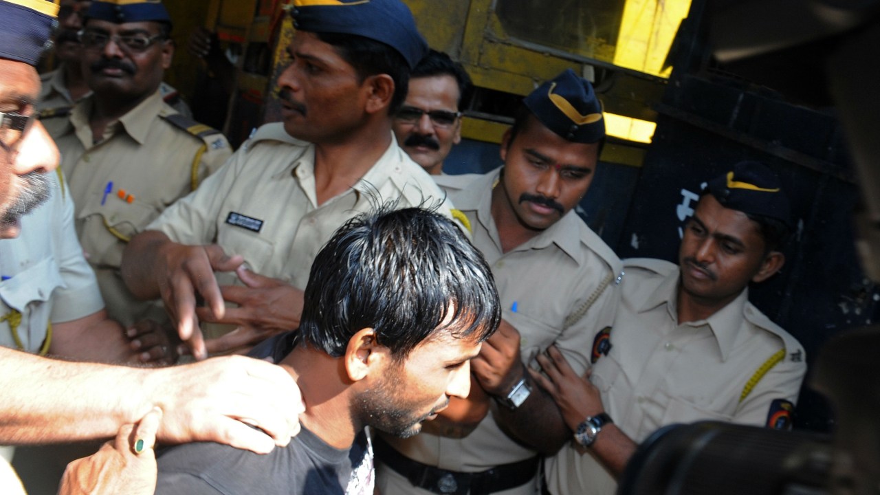 Um dos condenados de estuprar uma fotojornalista na cidade de Mumbai, na Índia, chega à Corte para ouvir sua sentença