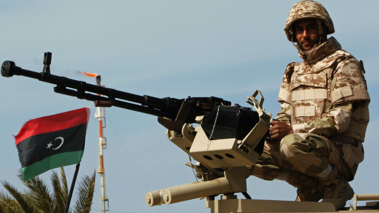 Um membro do exército da Líbia no complexo de óleo e gás de Millitah