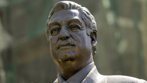 Estátua de bronze de Rafik Hariri marca o lugar em que ele foi assassinado