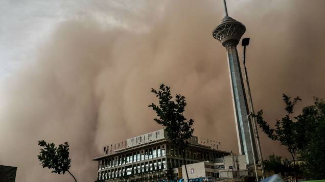 Uma tempestade de areia de grandes proporções provocou mortes em Teerã, capital do Irã