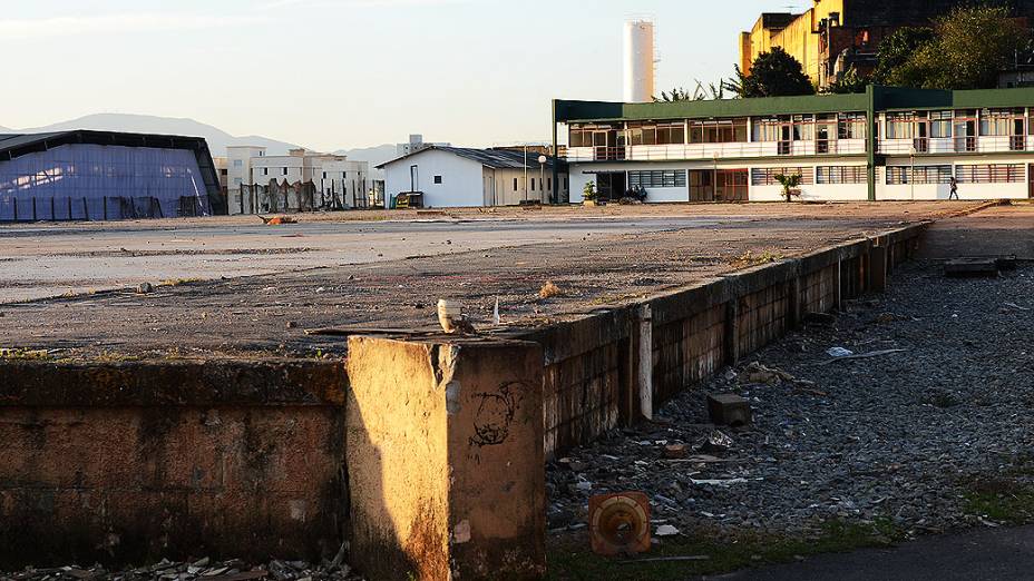 No terreno acima está prevista a construção de um prédio acadêmico. Em 2007, quando começaram as atividades no campus, o plano previa a entrega do edifício no segundo semestre deste ano. A obra, no entanto, ainda nem foi licitada