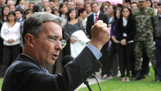 O presidente da Colômbia, Álvaro Uribe, recusou a retomada do processo de paz com as Farc
