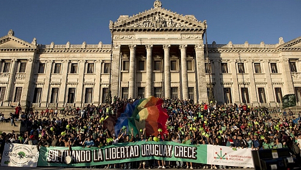 Manifestantes comemoram legalização da maconha em frente ao Congresso do Uruguai