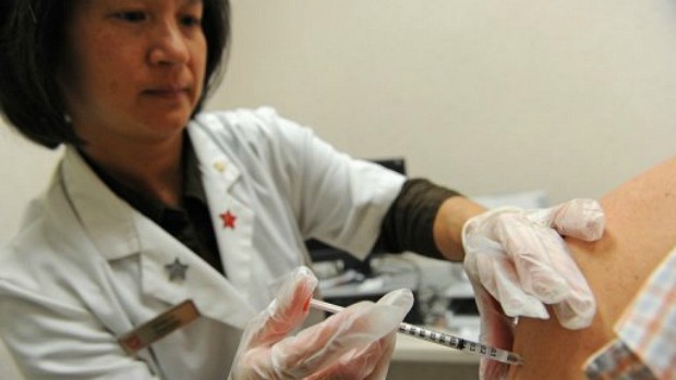 Paciente recebendo vacina contra coqueluche na Califórnia, em 2010