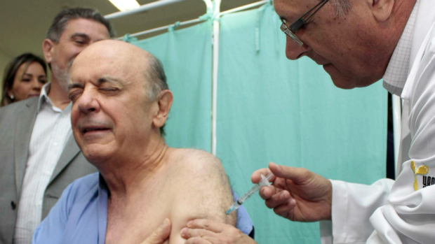 O governador Geraldo Alckmin aplica a vacina no pré-candidato à prefeitura de São Paulo José Serra da campanha de vacinação contra a gripe no CRI (Centro de Referência do Idoso), na Zona Norte de São Paulo