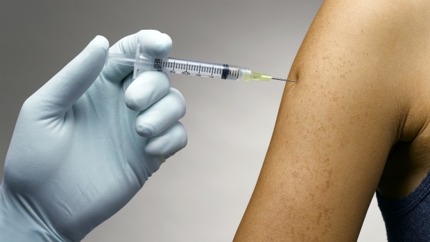 HPV: Vacina é aplicada de forma gradativa, totalizando três doses