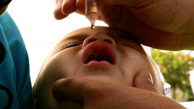 Criança sendo vacinada contra a poliomielite