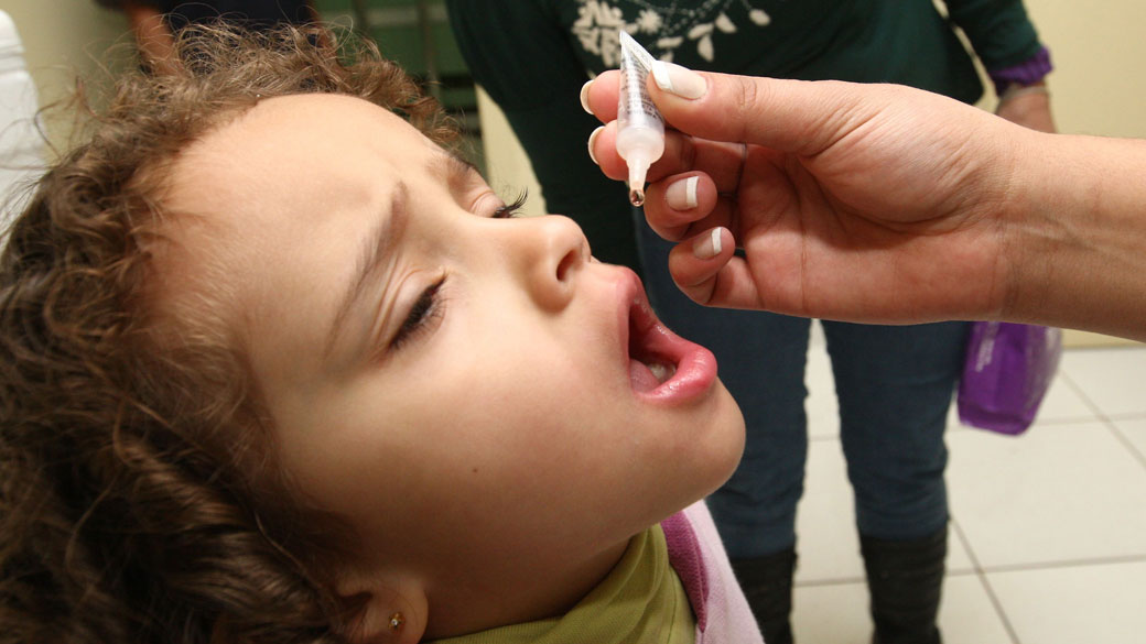 Menina durante a vacinação contra a Poliomielite em posto de saúde no parque Regina, São Paulo - 18/06/2011