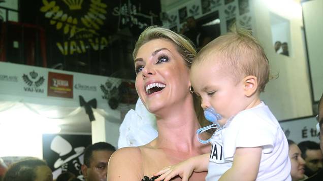 Ana Hickmann leva o filho para a quadra da Vai-vai para comemorar o 15º título do Carnaval de São Paulo