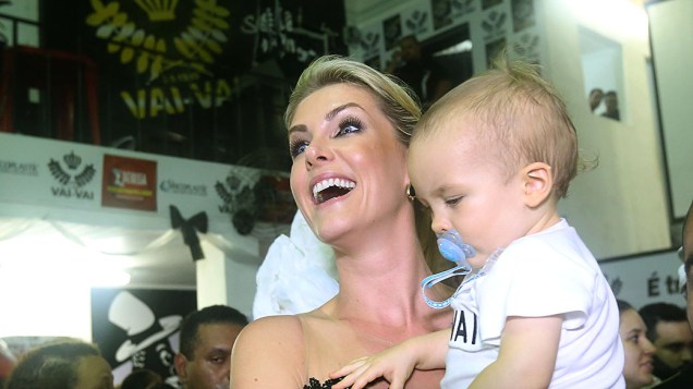 Ana Hickmann leva o filho para a quadra da Vai-vai para comemorar o 15º título do Carnaval de São Paulo
