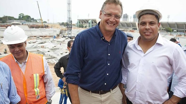 Valcke e Ronaldo nas obras da Arena Amazônia: estádio acima do preço