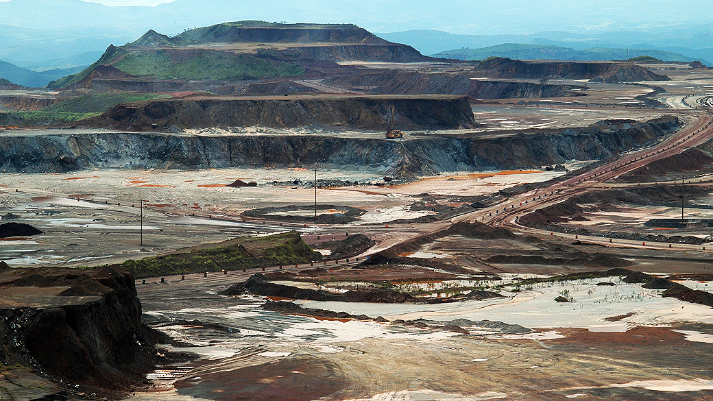 Vista da mina de minério de ferro em Mariana, MG