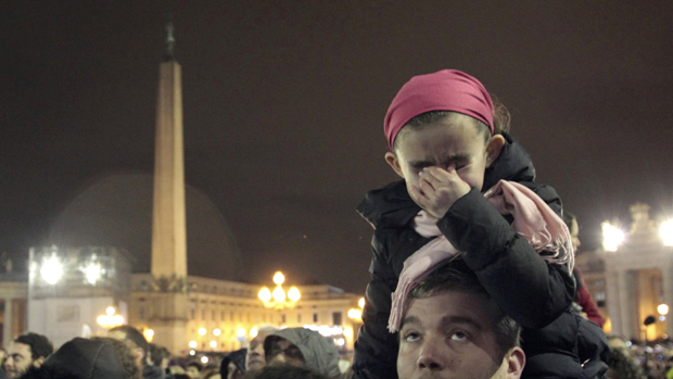 Garota chora antes do anuncio do novo papa, no Vaticano