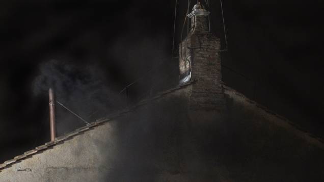Fumaça preta sai da chaminé da Capela Sistina e conclave ainda não elege o novo papa
