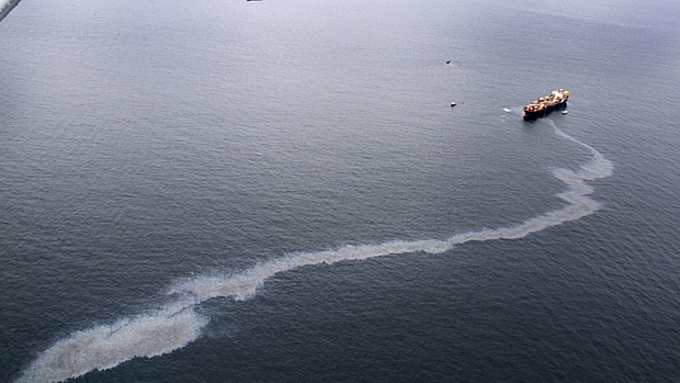 Navio liberiano, carregado com petróleo e substâncias tóxicas, derrama óleo na costa leste da Nova Zelândia: vazamento já é o pior na história do país