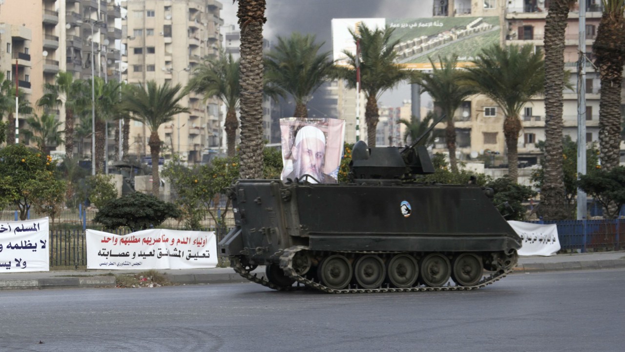 Veículo do Exército percorre a cidade de Trípoli, ao norte do Líbano