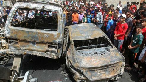 Veículos queimados na explosão de um carro-bomba em Bagdá