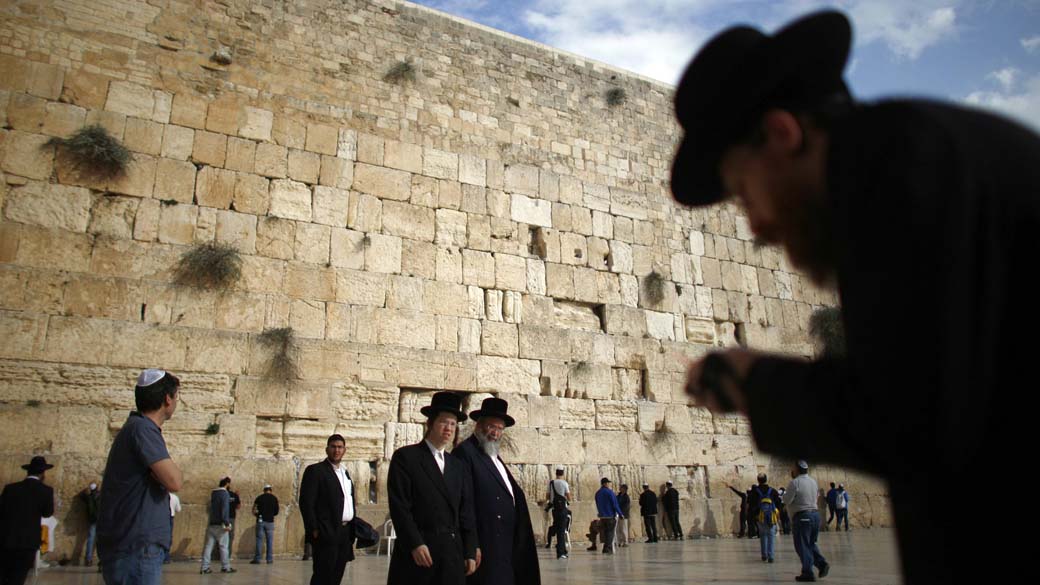 Judeus ultra-ortodoxos rezam no Muro das Lamentações, na Cidade Velha de Jerusalém