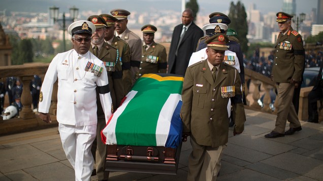 Cortejo fúnebre com o corpo do ex-presidente sul-africano e Nobel da Paz Nelson Mandela segue em rodovia nesta quarta-feira (11)